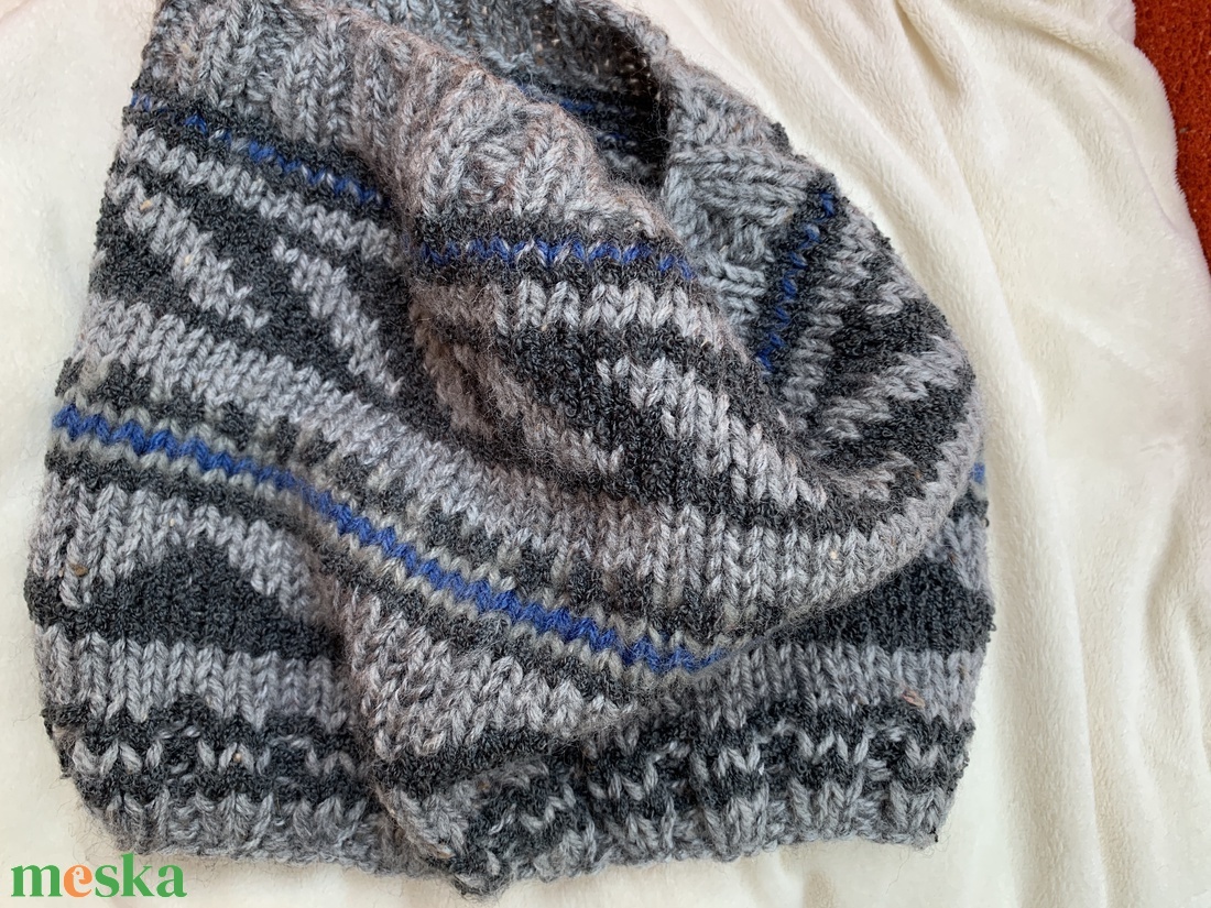 Szürke különböző árnyalataiból készítettem ezt a puha meleg körsálat - ruha & divat - sál, sapka, kendő - sál - Meska.hu