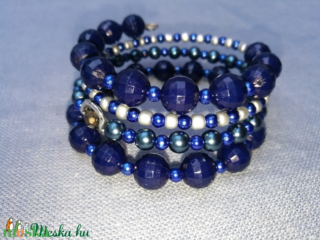 Türkíz és sötétkék színű memória drótra fűzött négy soros gyöngyös női karkötő eladó  - ékszer - karkötő - gyöngyös karkötő - Meska.hu