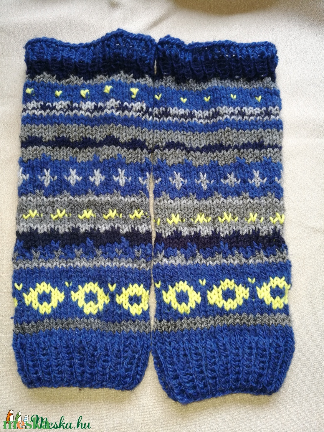 Kék, szürke és banán színű norvég mintás kézi kötésű lábszármelegítő eladó. Puha, meleg fonalból készült Hossza kb 33 cm - ruha & divat - cipő & papucs - lábszármelegítő - Meska.hu Kék, szürke és banán színű norvég mintás kézi kötésű lábszármelegítő eladó. Puha, meleg fonalból készült Hossza kb 33 cm - ruha & divat - cipő & papucs - lábszármelegítő - Meska.hu