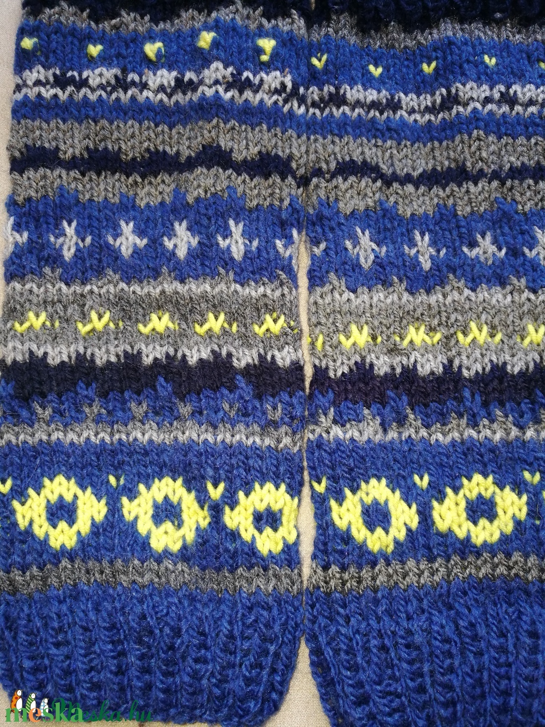 Kék, szürke és banán színű norvég mintás kézi kötésű lábszármelegítő eladó. Puha, meleg fonalból készült Hossza kb 33 cm - ruha & divat - cipő & papucs - lábszármelegítő - Meska.hu Kék, szürke és banán színű norvég mintás kézi kötésű lábszármelegítő eladó. Puha, meleg fonalból készült Hossza kb 33 cm - ruha & divat - cipő & papucs - lábszármelegítő - Meska.hu