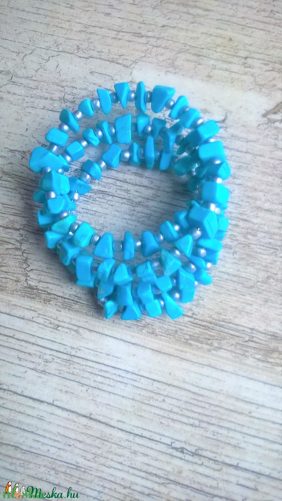 Türkiz apró kövekből és ezüst szinű gyöngyökből készült memória drótra fűzött három soros karkötő eladó Csak egyszerűen  - ékszer - karkötő - memóriadrótos karkötő - Meska.hu