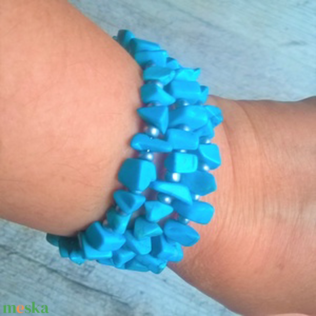 Türkiz apró kövekből és ezüst szinű gyöngyökből készült memória drótra fűzött három soros karkötő eladó Csak egyszerűen  - ékszer - karkötő - memóriadrótos karkötő - Meska.hu