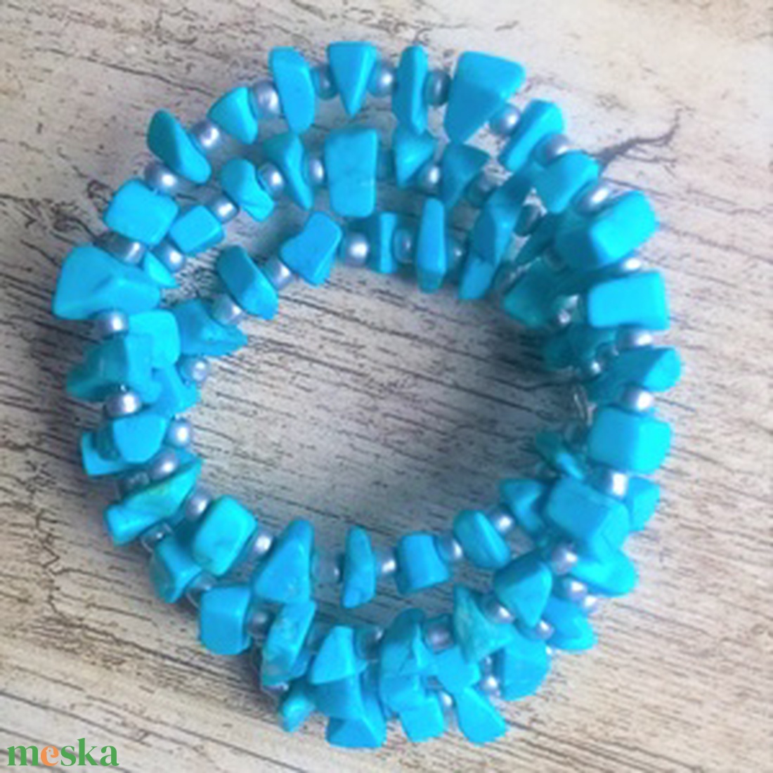 Türkiz apró kövekből és ezüst szinű gyöngyökből készült memória drótra fűzött három soros karkötő eladó Csak egyszerűen  - ékszer - karkötő - memóriadrótos karkötő - Meska.hu