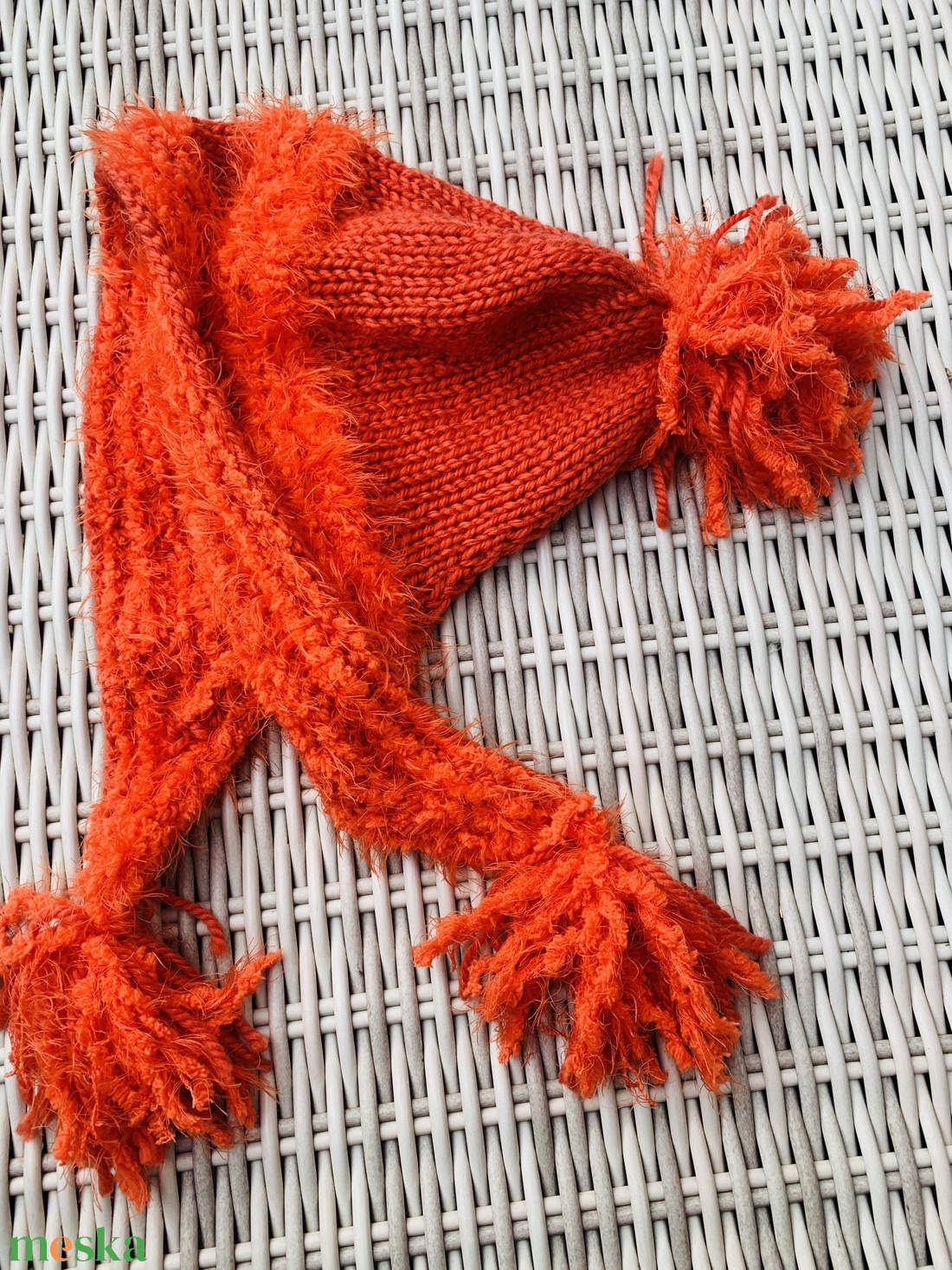 Sapka, Kézi kötésű női narancssárga nagyon puha bojtos sapka eladó - ruha & divat - sál, sapka, kendő - sapka - Meska.hu