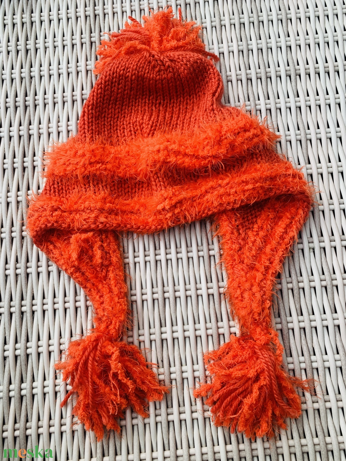 Sapka, Kézi kötésű női narancssárga nagyon puha bojtos sapka eladó - ruha & divat - sál, sapka, kendő - sapka - Meska.hu