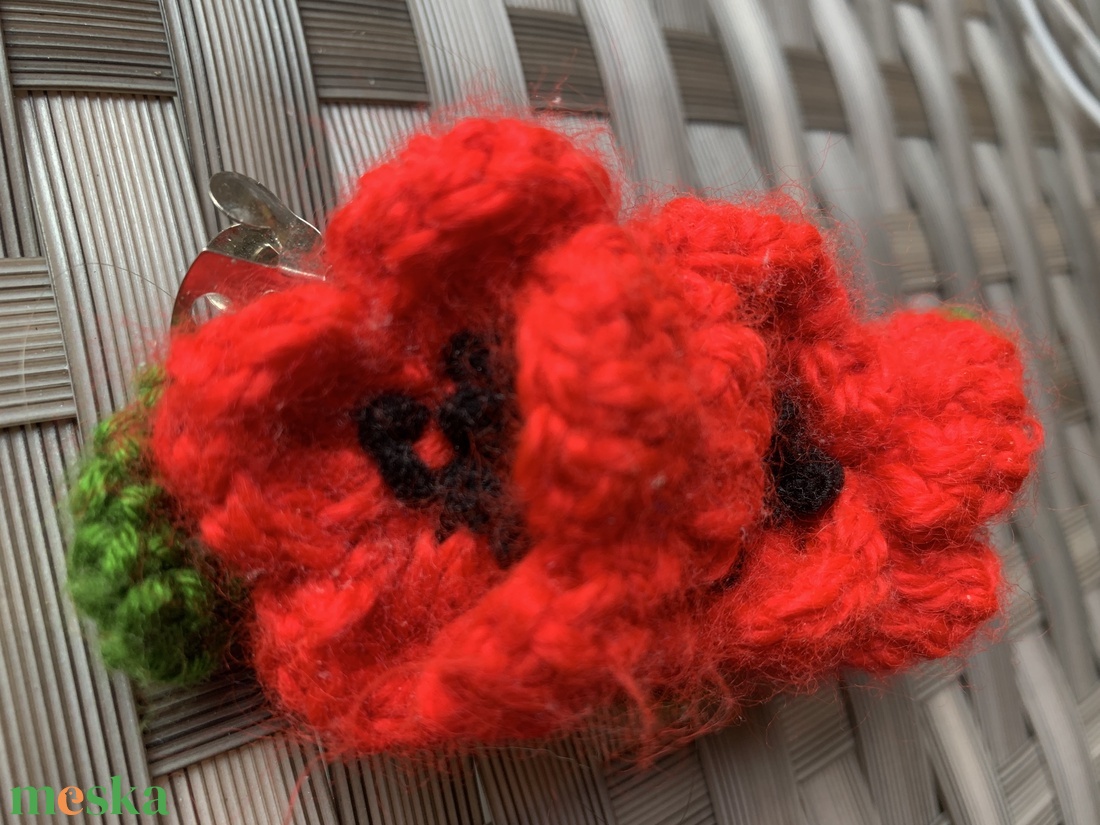 Francia hajcsat, három horgolt piros virággal díszítve  - ruha & divat - hajdísz & hajcsat - hajráf & hajpánt - Meska.hu