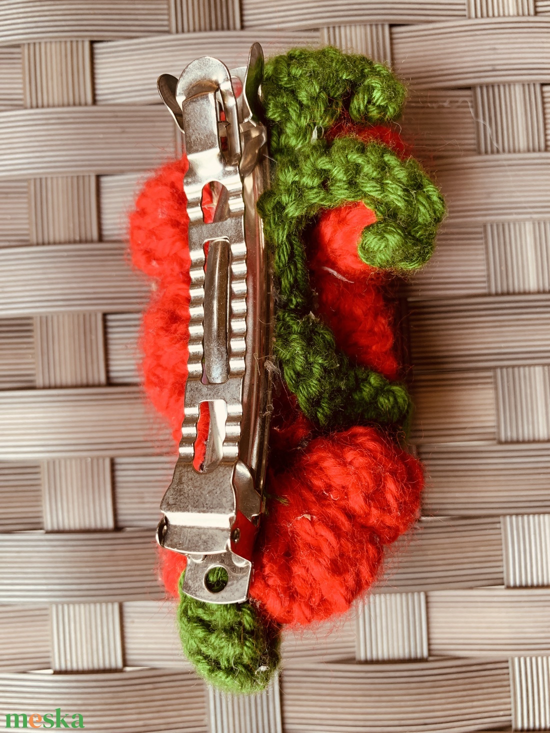 Francia hajcsat, három horgolt piros virággal díszítve  - ruha & divat - hajdísz & hajcsat - hajráf & hajpánt - Meska.hu