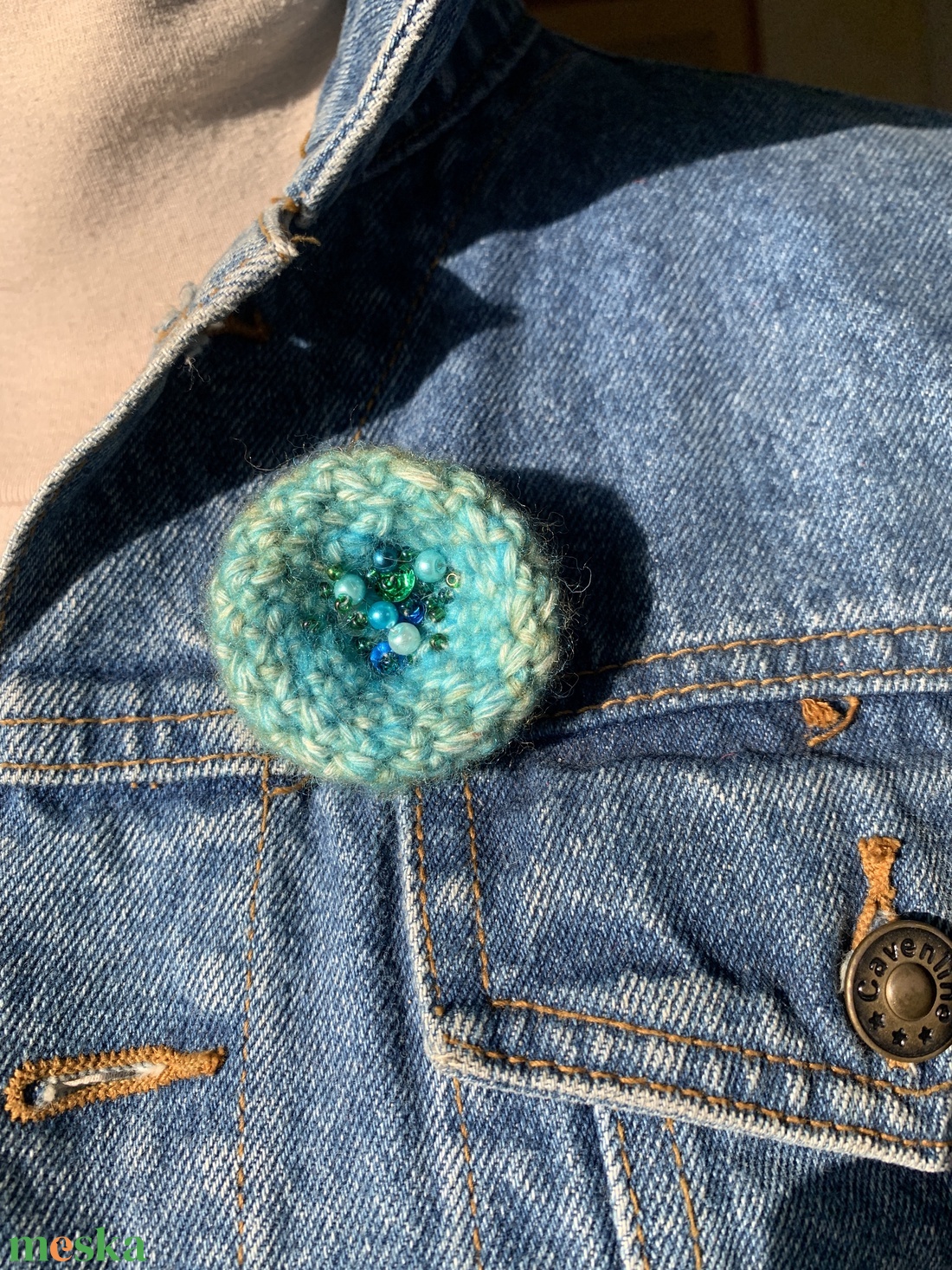 Bross. Türkíz, fehér és lazac színű horgolt kitűző gyöngyökkel díszítve eladó - ékszer - kitűző és bross - kitűző - Meska.hu Bross. Türkíz, fehér és lazac színű horgolt kitűző gyöngyökkel díszítve eladó - ékszer - kitűző és bross - kitűző - Meska.hu