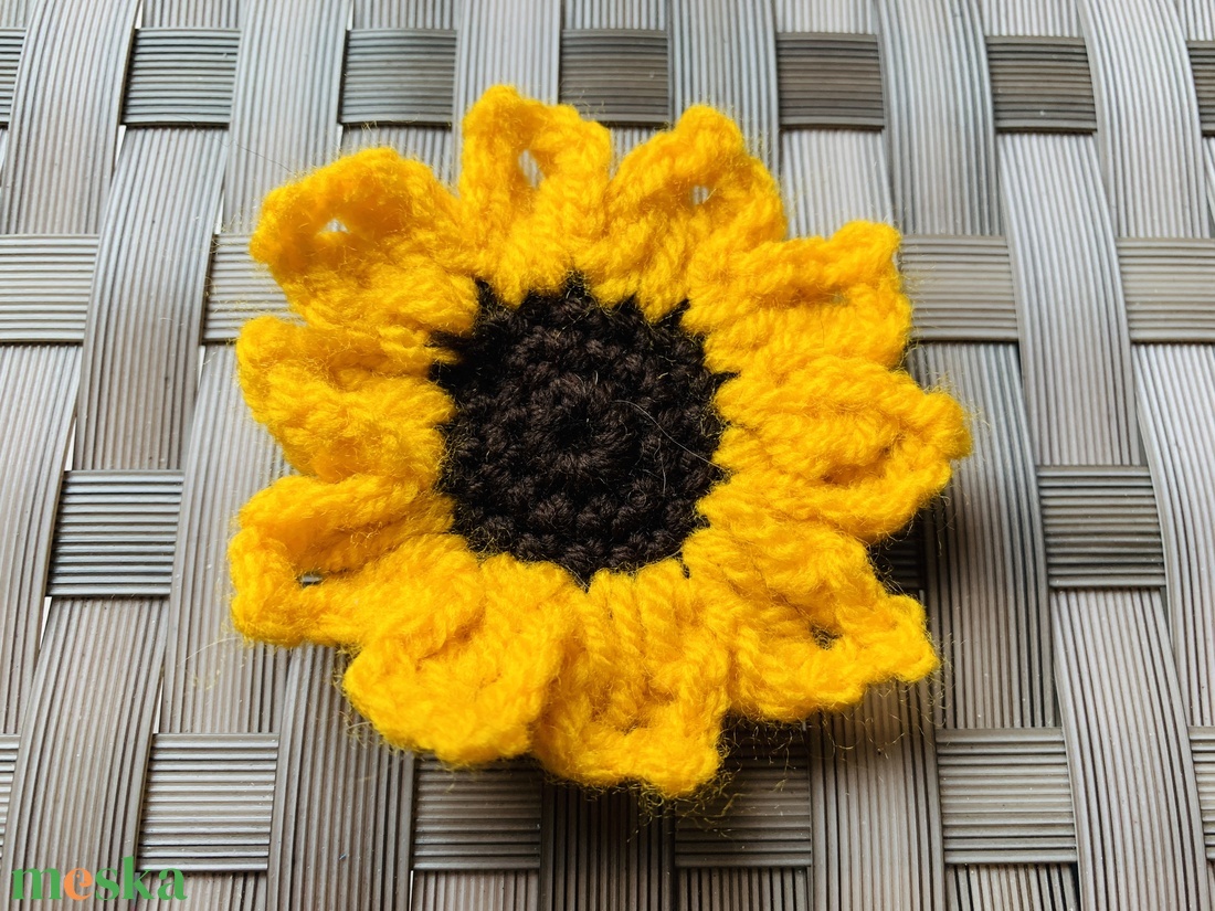 Hajgumi- Napraforgó virágos horgolt hajgumi eladó - ruha & divat - hajdísz & hajcsat - hajgumi - Meska.hu