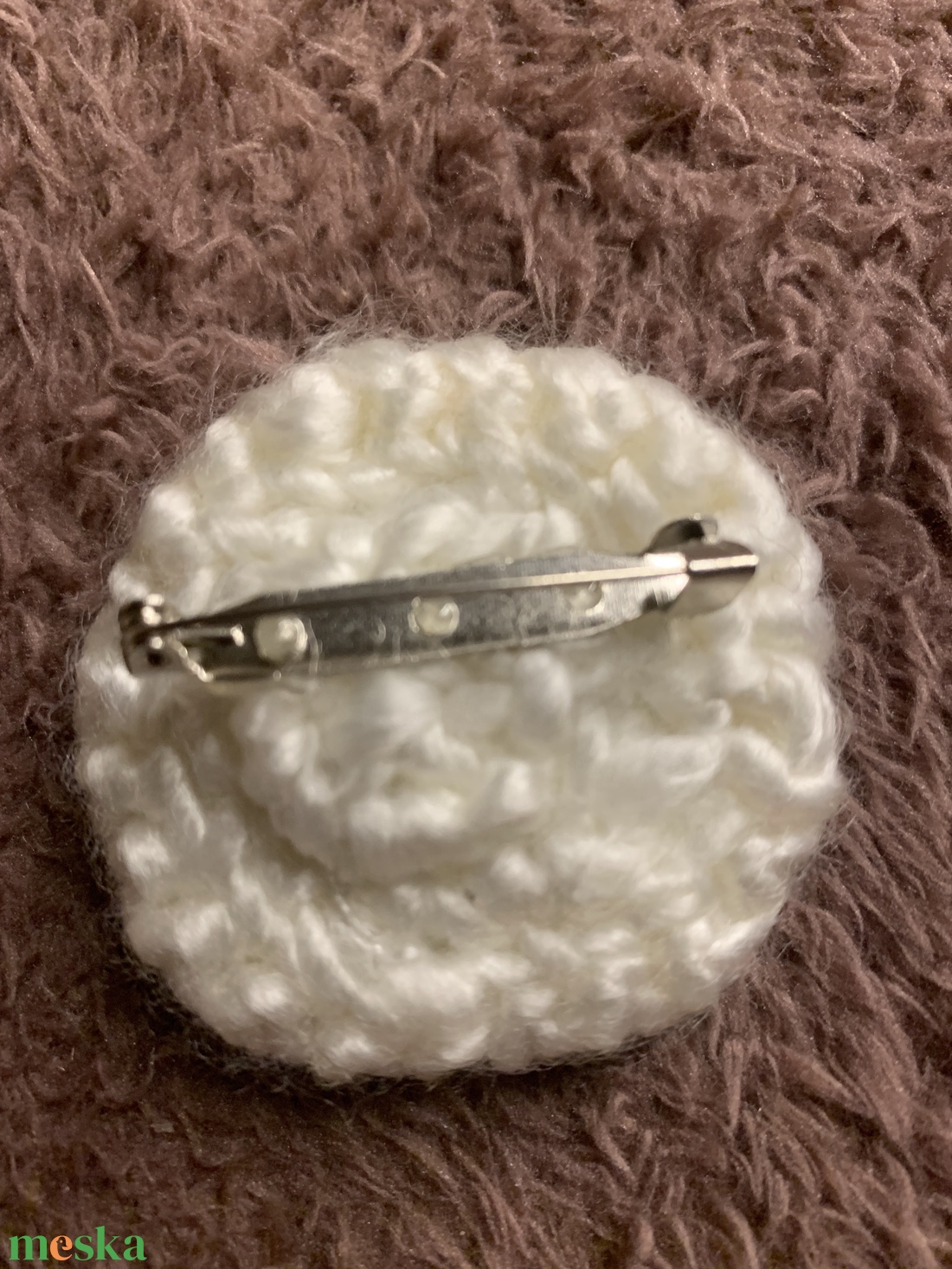 Bross Fehér színű horgolt kitűző gyöngyökkel díszítve eladó - ékszer - kitűző és bross - ruha & cipőklipsz - Meska.hu Bross Fehér színű horgolt kitűző gyöngyökkel díszítve eladó - ékszer - kitűző és bross - ruha & cipőklipsz - Meska.hu