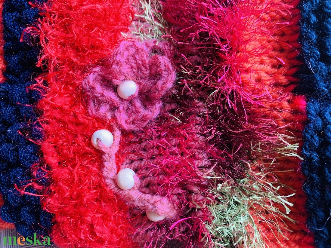 Csukló melegítő. Kézi kötésű Piros sötét kék kar és kézmelegítő virággal és gyöngyökkel díszítve eladó - ruha & divat - sál, sapka, kendő - kesztyű - Meska.hu