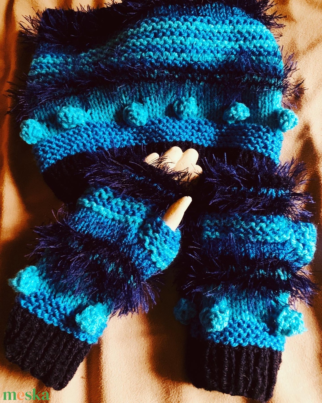 Kesztyű + sál szett kézi kötésű ujjatlan kék  árnyalatait megjelenítő kesztyű és sál eladó - ruha & divat - sál, sapka, kendő - kesztyű - Meska.hu