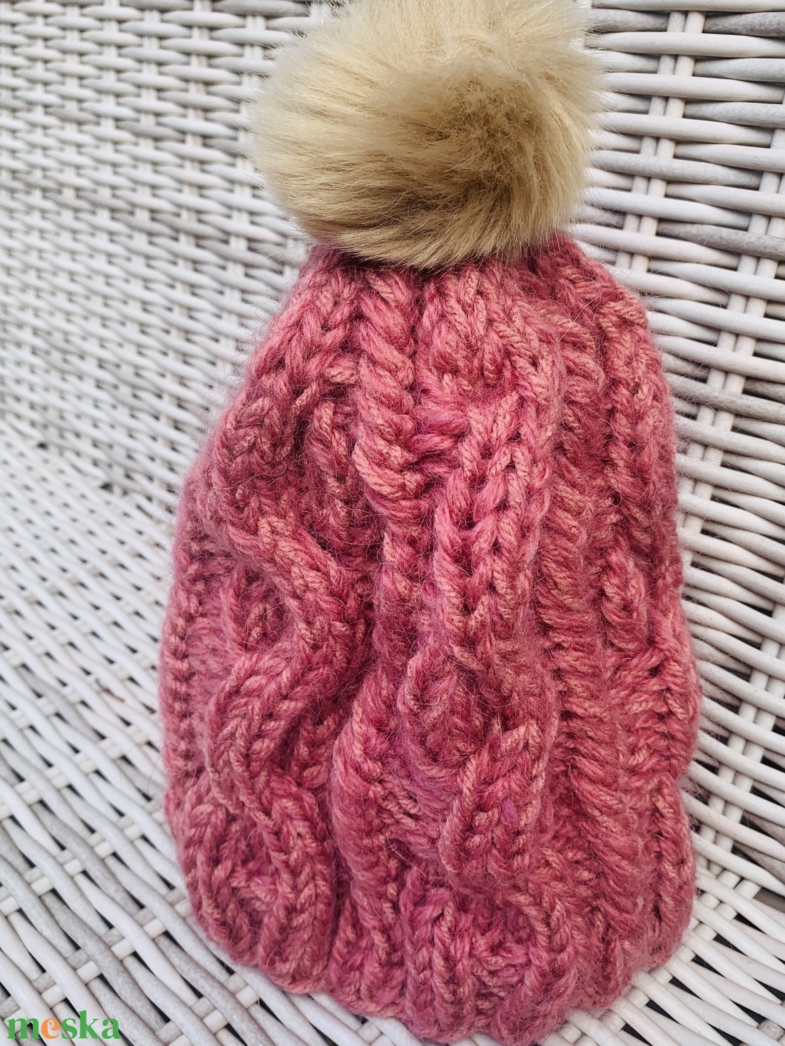 Sapka Kézi kötésű fekete pompom -os csavart mintás női sapka eladó - ruha & divat - sál, sapka, kendő - sapka - Meska.hu Sapka Kézi kötésű fekete pompom -os csavart mintás női sapka eladó - ruha & divat - sál, sapka, kendő - sapka - Meska.hu