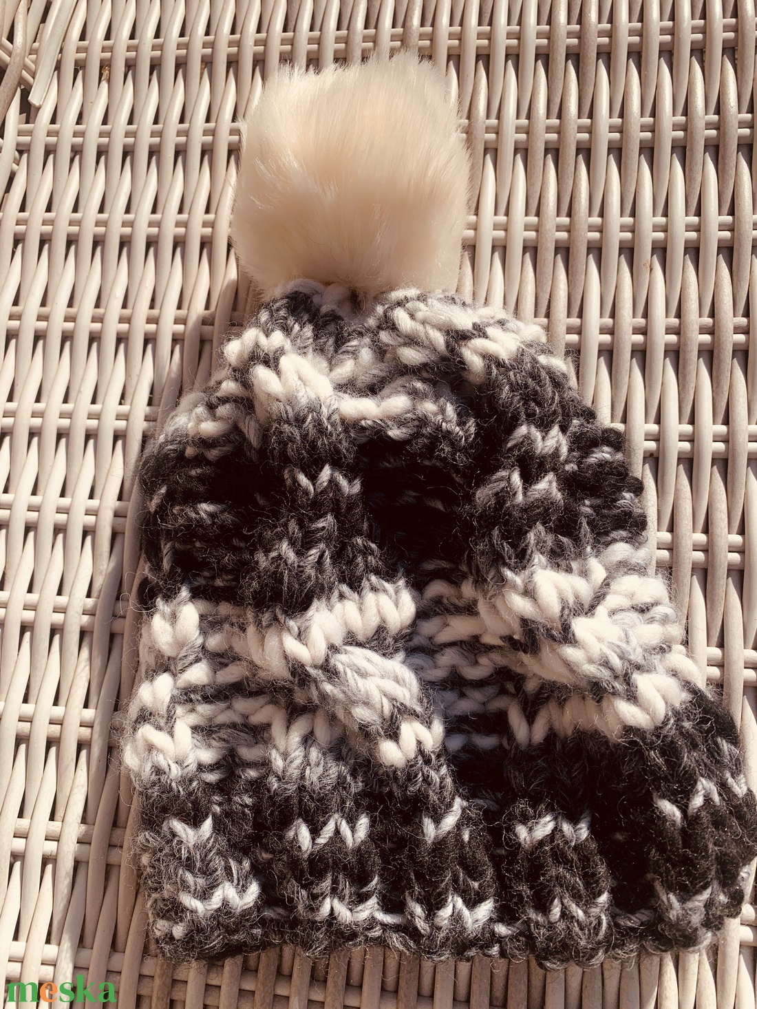 Sapka Kézi kötésű fekete pompom -os csavart mintás női sapka eladó - ruha & divat - sál, sapka, kendő - sapka - Meska.hu Sapka Kézi kötésű fekete pompom -os csavart mintás női sapka eladó - ruha & divat - sál, sapka, kendő - sapka - Meska.hu