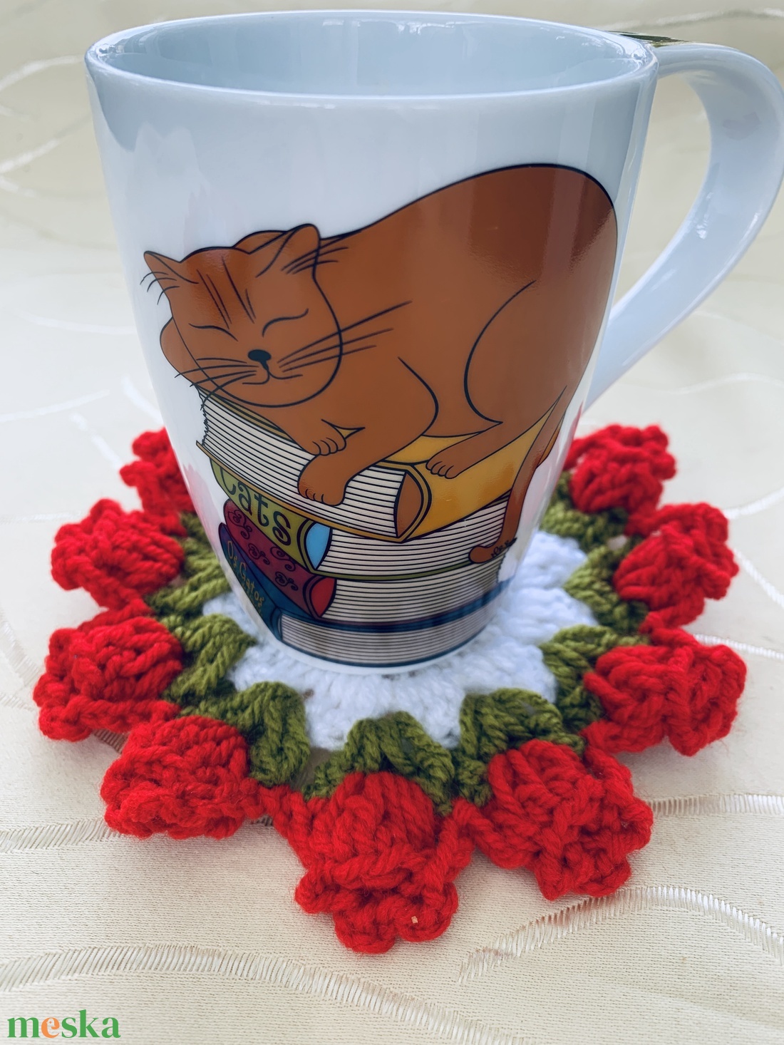 Pohár alátét  fehér, zöld színű piros virágokkal - otthon & életmód - konyhafelszerelés, tálalás - tálalás - tányér- és poháralátét - Meska.hu