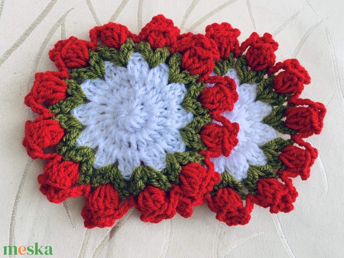 Pohár alátét  fehér, zöld színű piros virágokkal - otthon & életmód - konyhafelszerelés, tálalás - tálalás - tányér- és poháralátét - Meska.hu