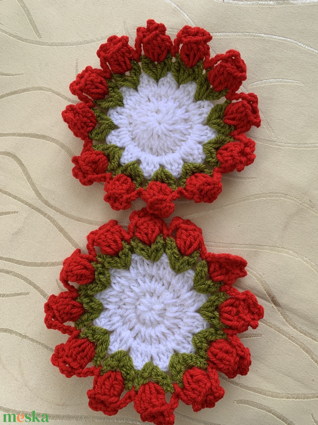 Pohár alátét  fehér, zöld színű piros virágokkal - otthon & életmód - konyhafelszerelés, tálalás - tálalás - tányér- és poháralátét - Meska.hu