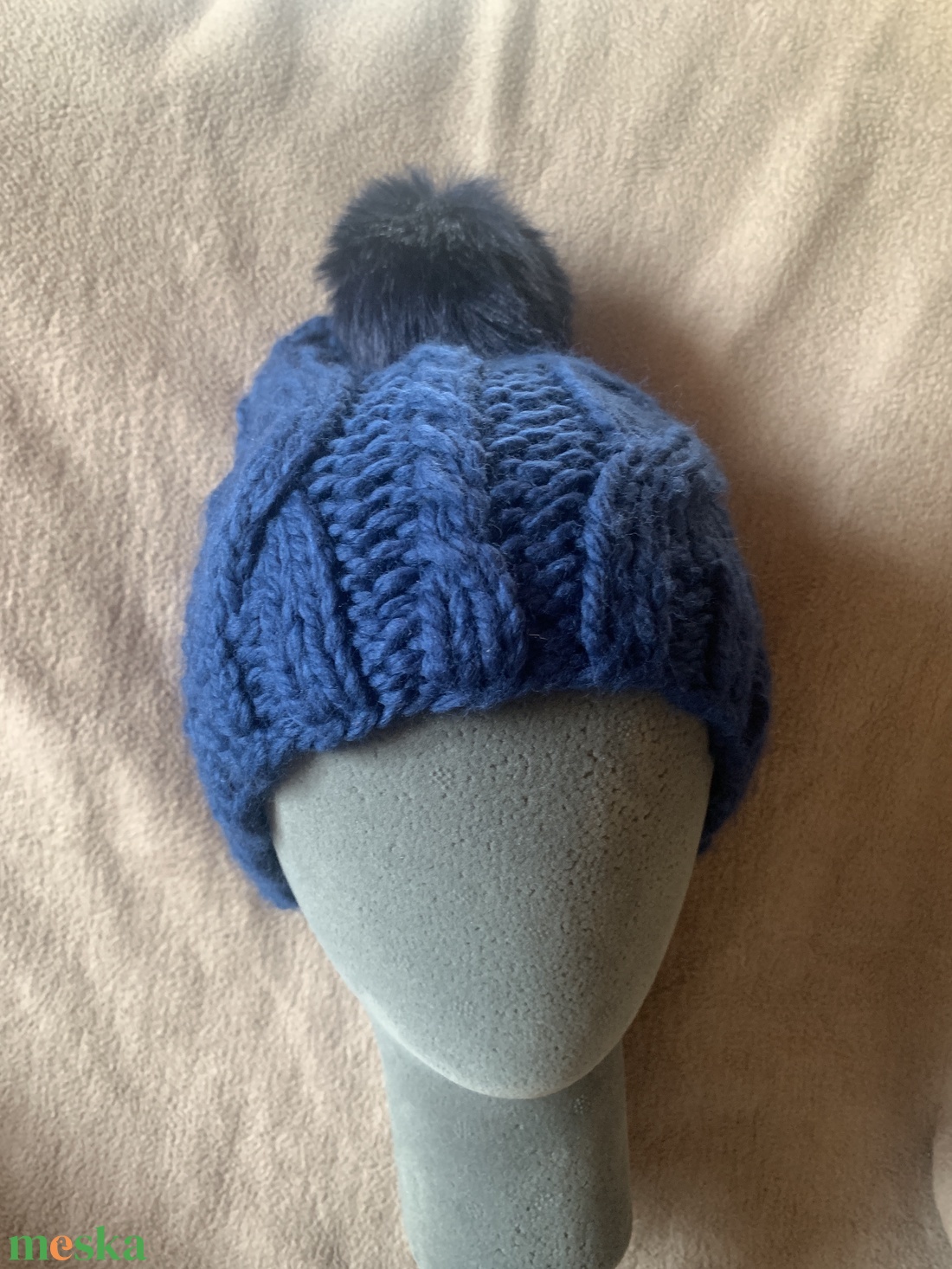 Sapka.  Kézi kötésű acél kék pompom -os slouchy fazonú csavart mintás sapka eladó - ruha & divat - sál, sapka, kendő - sapka - Meska.hu
