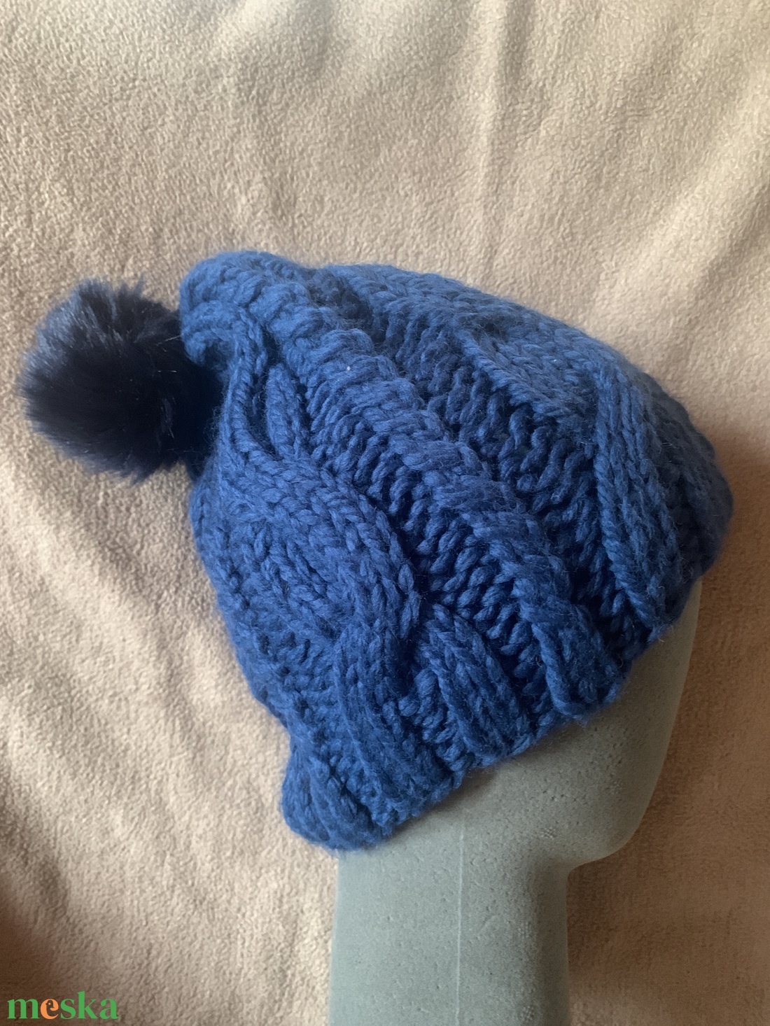 Sapka.  Kézi kötésű acél kék pompom -os slouchy fazonú csavart mintás sapka eladó - ruha & divat - sál, sapka, kendő - sapka - Meska.hu