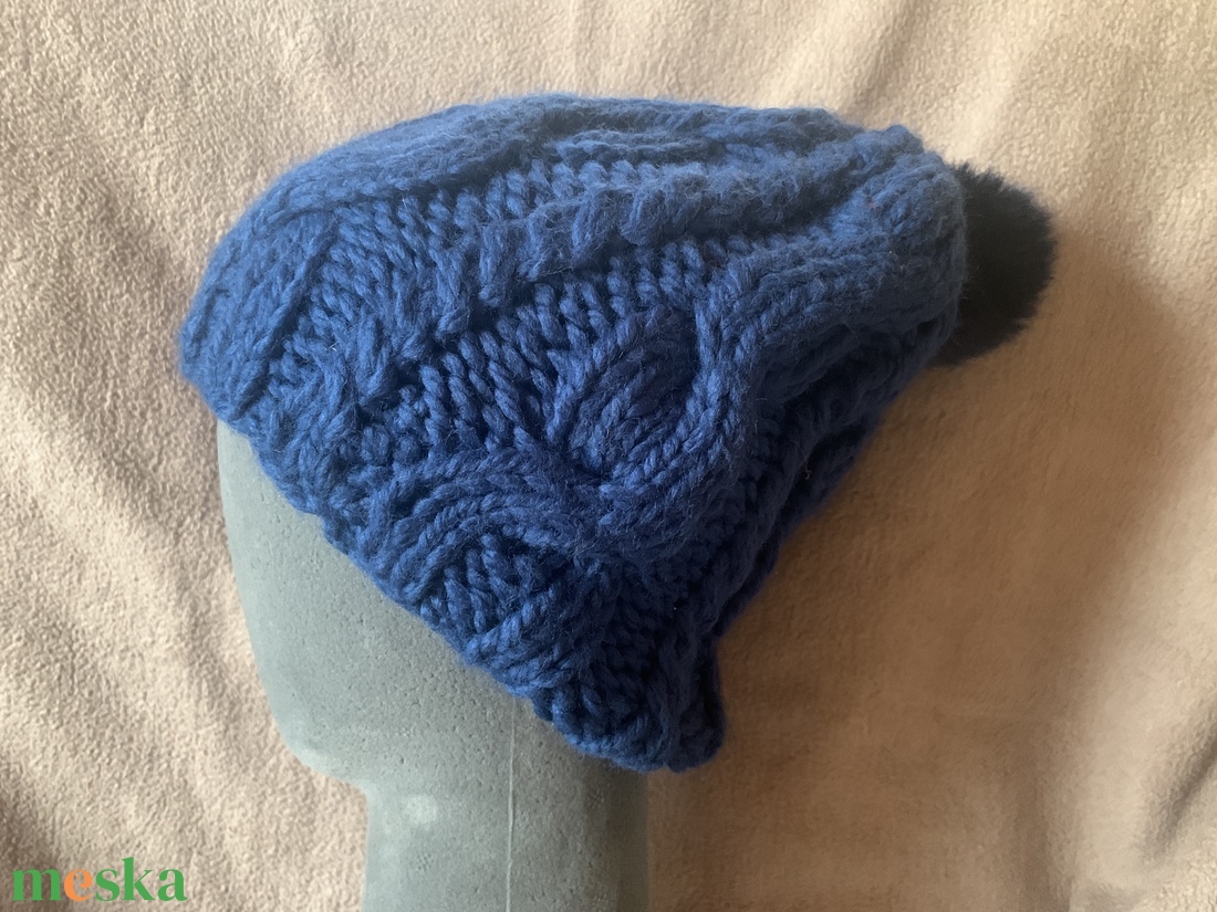 Sapka.  Kézi kötésű acél kék pompom -os slouchy fazonú csavart mintás sapka eladó - ruha & divat - sál, sapka, kendő - sapka - Meska.hu