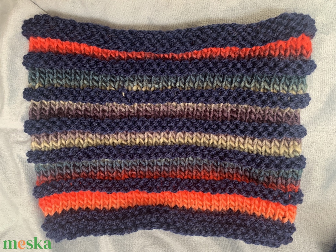 Sál Sötét kék csíkos sál csíkok között  festett színes gyapjú fonallal kötöttem tettem egyedivé - ruha & divat - sál, sapka, kendő - sál - Meska.hu