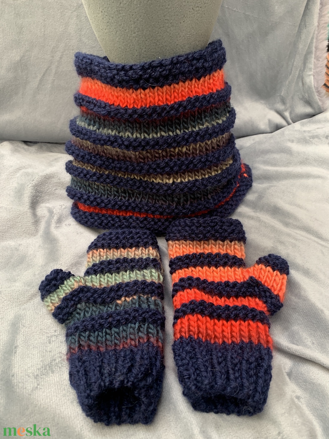 Sál Sötét kék csíkos sál csíkok között  festett színes gyapjú fonallal kötöttem tettem egyedivé - ruha & divat - sál, sapka, kendő - sál - Meska.hu