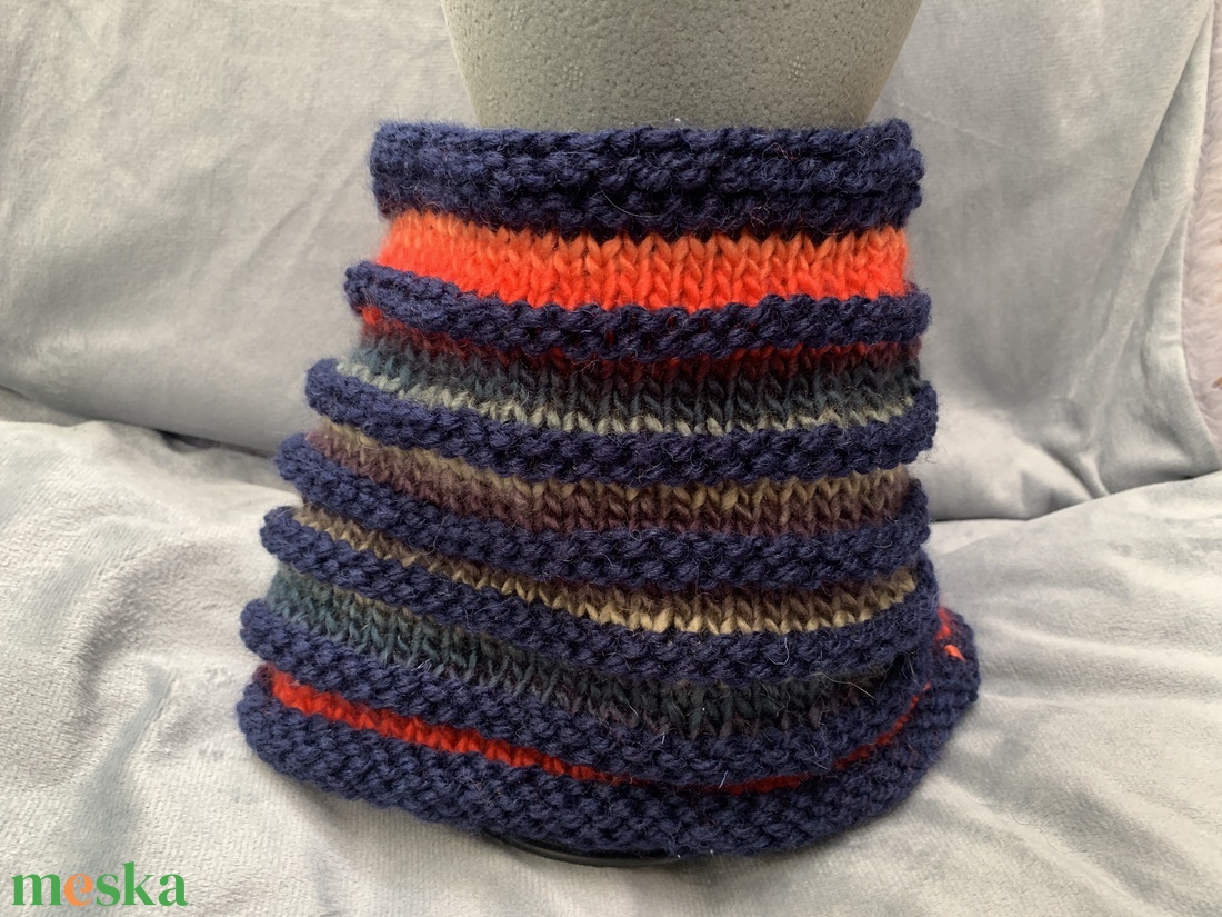 Sál Sötét kék csíkos sál csíkok között  festett színes gyapjú fonallal kötöttem tettem egyedivé - ruha & divat - sál, sapka, kendő - sál - Meska.hu