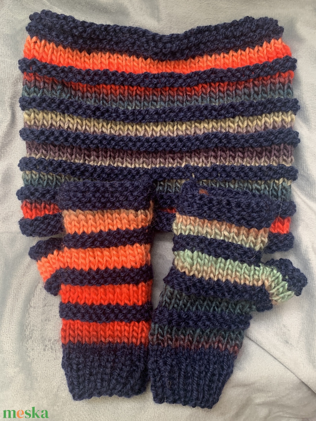 Sál Sötét kék csíkos sál csíkok között  festett színes gyapjú fonallal kötöttem tettem egyedivé - ruha & divat - sál, sapka, kendő - sál - Meska.hu