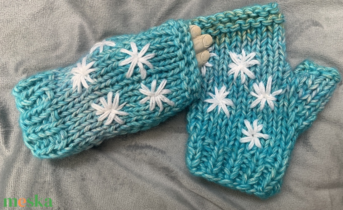 Kézi kötésű  ujjatlan kesztyű világos kék melírozott gyapjú fonalból kézzel kötött, fehér virágokkal hímezve  eladó - ruha & divat - sál, sapka, kendő - kesztyű - Meska.hu