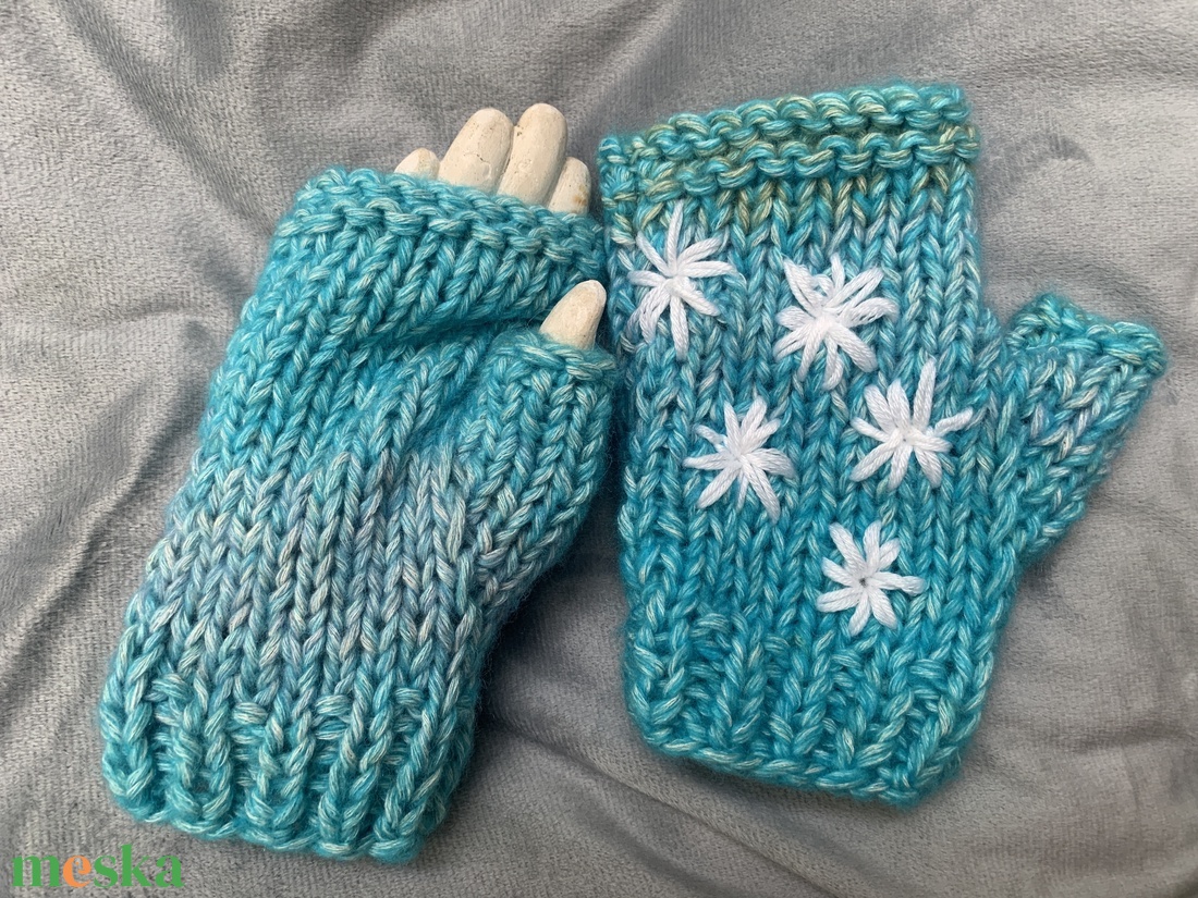 Kézi kötésű  ujjatlan kesztyű világos kék melírozott gyapjú fonalból kézzel kötött, fehér virágokkal hímezve  eladó - ruha & divat - sál, sapka, kendő - kesztyű - Meska.hu