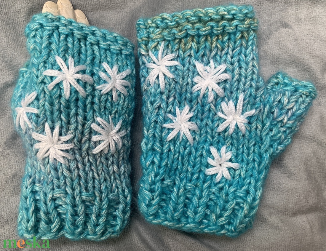 Kézi kötésű  ujjatlan kesztyű világos kék melírozott gyapjú fonalból kézzel kötött, fehér virágokkal hímezve  eladó - ruha & divat - sál, sapka, kendő - kesztyű - Meska.hu