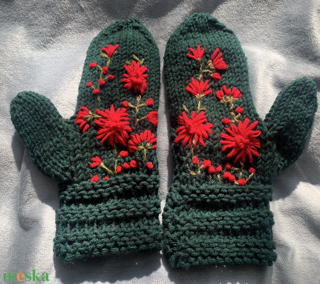 Kesztyű, Kézi kötésű fenyőzöld  kesztyű hímzett piros virágokkal eladó - ruha & divat - sál, sapka, kendő - kesztyű - Meska.hu