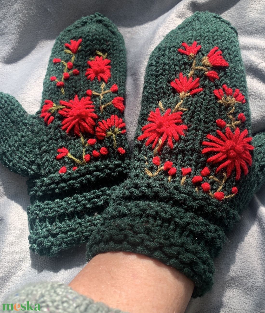 Kesztyű, Kézi kötésű fenyőzöld  kesztyű hímzett piros virágokkal eladó - ruha & divat - sál, sapka, kendő - kesztyű - Meska.hu