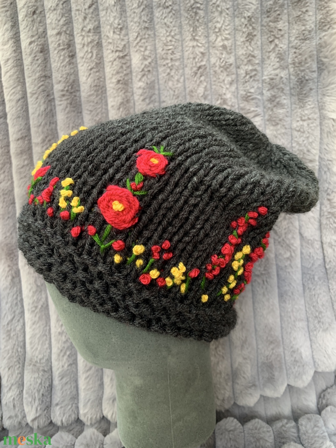 Sapka. Kézi kötésű,  sötét szürke   női sapka virágokkal hímezve  eladó Anyaga gyapjús kevert fonal.  - ruha & divat - sál, sapka, kendő - sapka & sál szett - Meska.hu