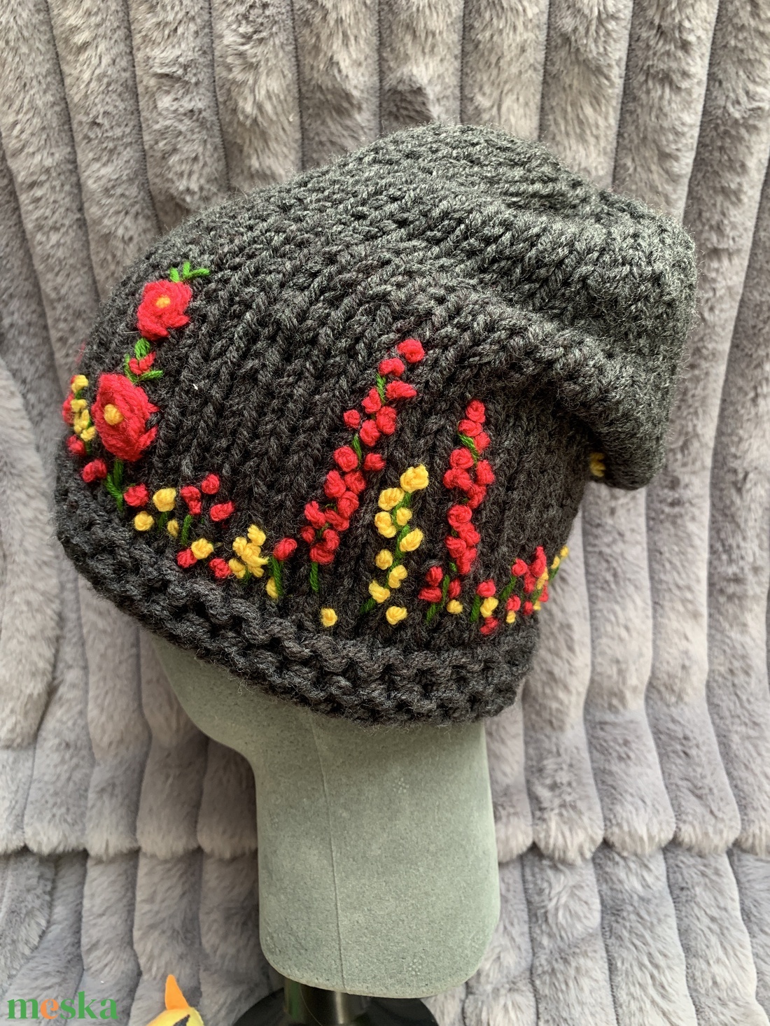 Sapka. Kézi kötésű,  sötét szürke   női sapka virágokkal hímezve  eladó Anyaga gyapjús kevert fonal.  - ruha & divat - sál, sapka, kendő - sapka & sál szett - Meska.hu