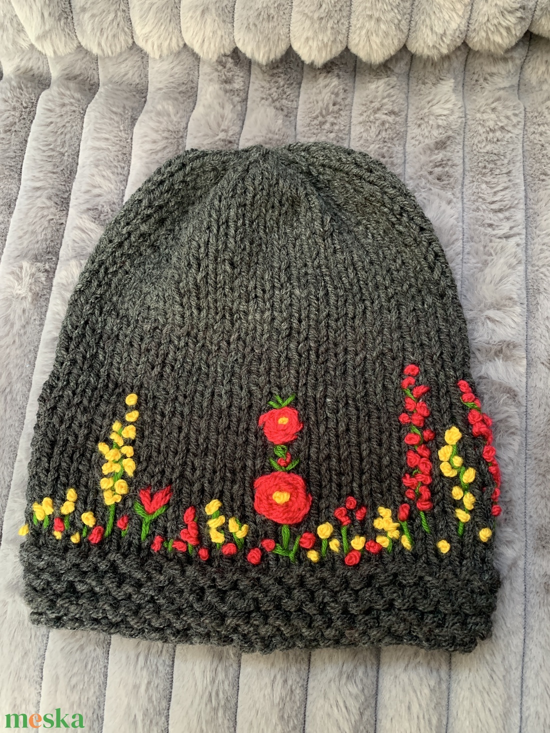 Sapka. Kézi kötésű,  sötét szürke   női sapka virágokkal hímezve  eladó Anyaga gyapjús kevert fonal.  - ruha & divat - sál, sapka, kendő - sapka & sál szett - Meska.hu