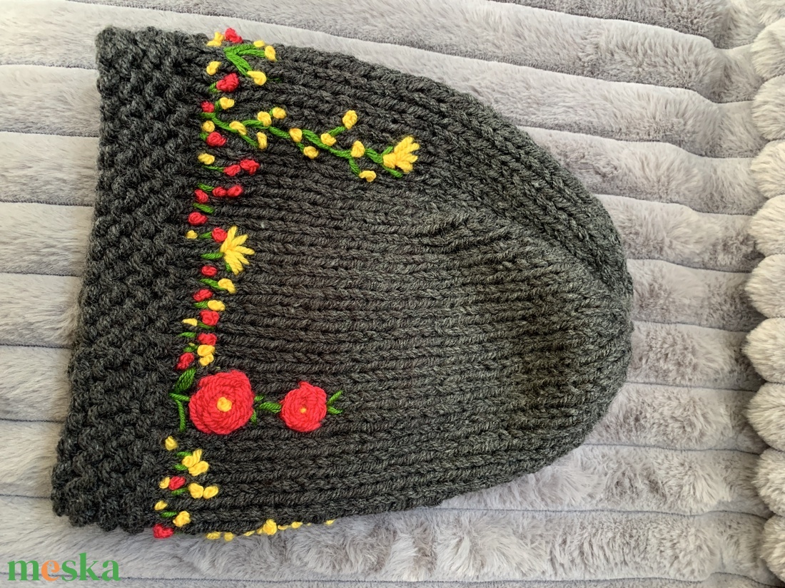 Sapka. Kézi kötésű,  sötét szürke   női sapka virágokkal hímezve  eladó Anyaga gyapjús kevert fonal.  - ruha & divat - sál, sapka, kendő - sapka & sál szett - Meska.hu