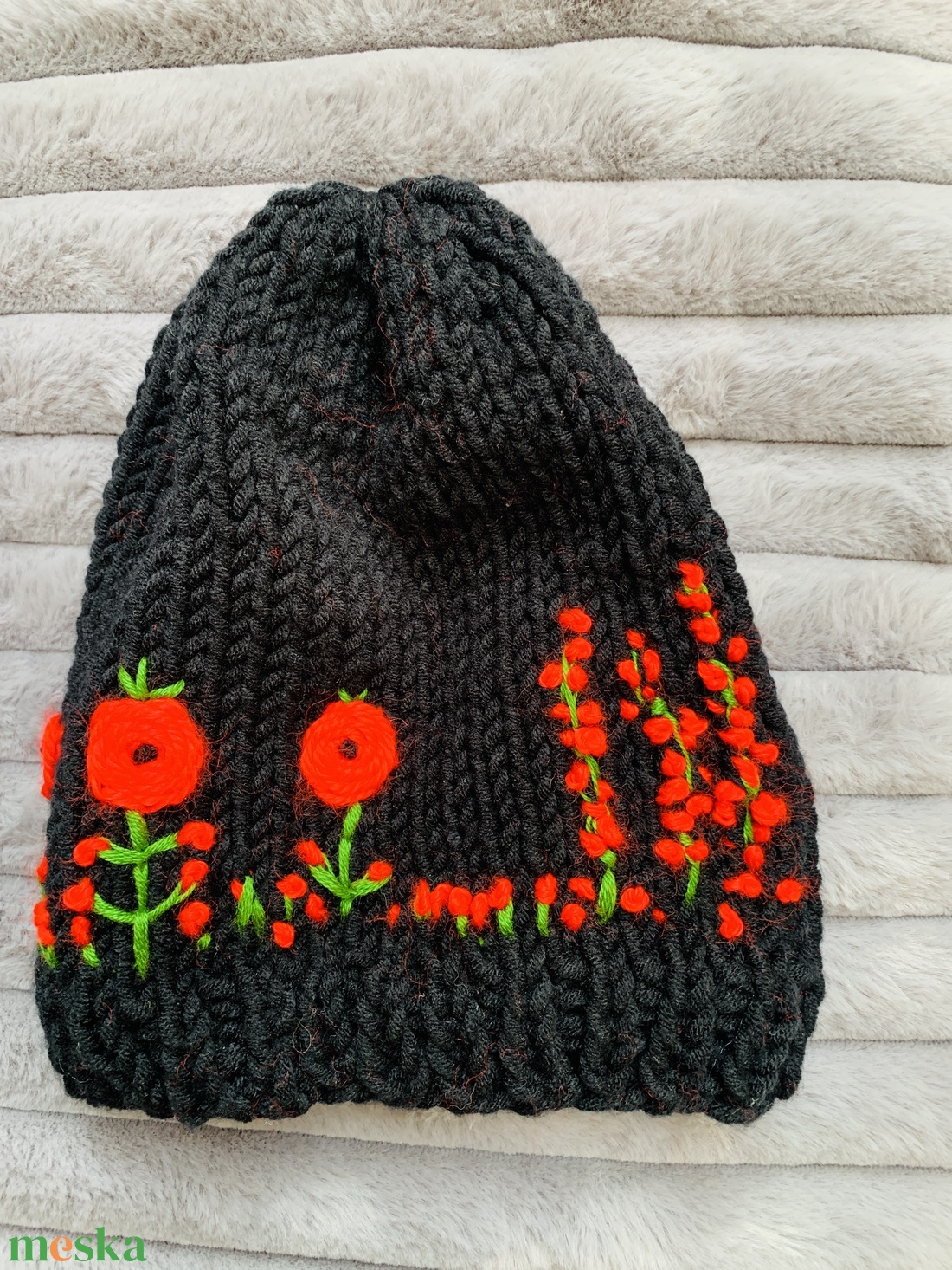 Sapka. Kézi kötésű,  fekete   női sapka piros  virágokkal hímezve  eladó  - ruha & divat - sál, sapka, kendő - sapka & sál szett - Meska.hu