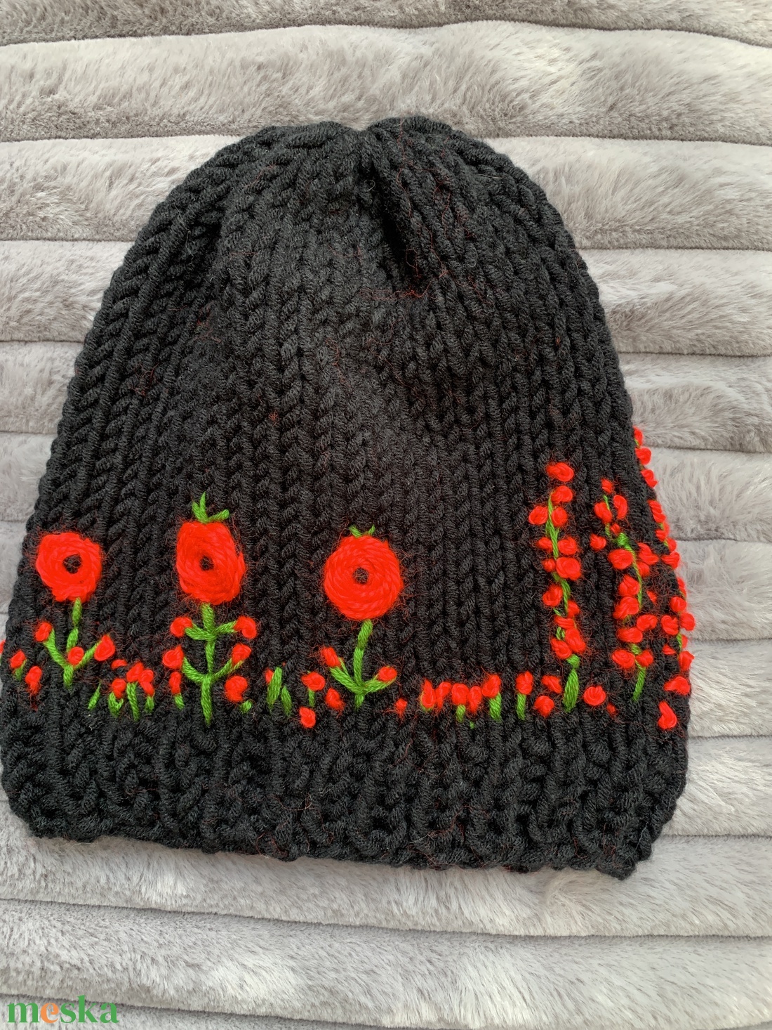 Sapka. Kézi kötésű,  fekete   női sapka piros  virágokkal hímezve  eladó  - ruha & divat - sál, sapka, kendő - sapka & sál szett - Meska.hu