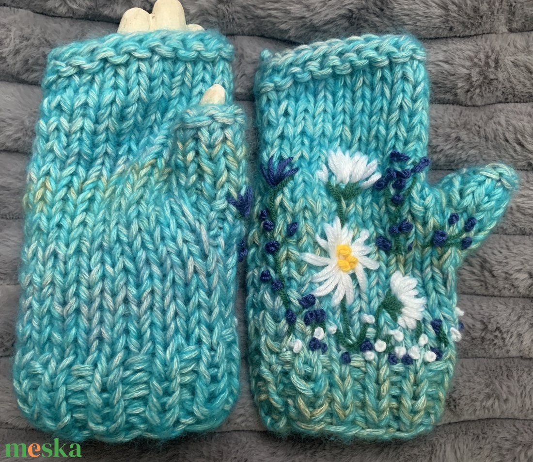 Kézi kötésű  ujjatlan kesztyű világos kék melírozott gyapjú fonalból kézzel kötött, fehér virágokkal hímezve  eladó - ruha & divat - sál, sapka, kendő - kesztyű - Meska.hu