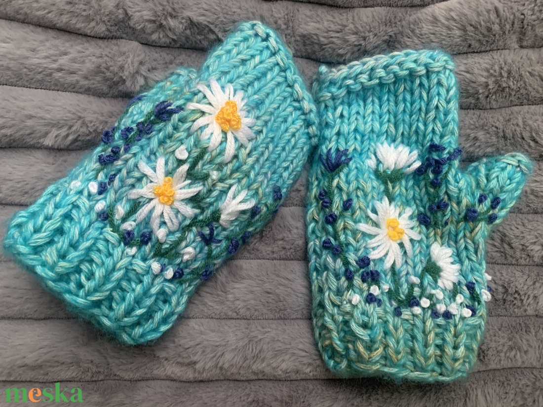 Kézi kötésű  ujjatlan kesztyű világos kék melírozott gyapjú fonalból kézzel kötött, fehér virágokkal hímezve  eladó - ruha & divat - sál, sapka, kendő - kesztyű - Meska.hu