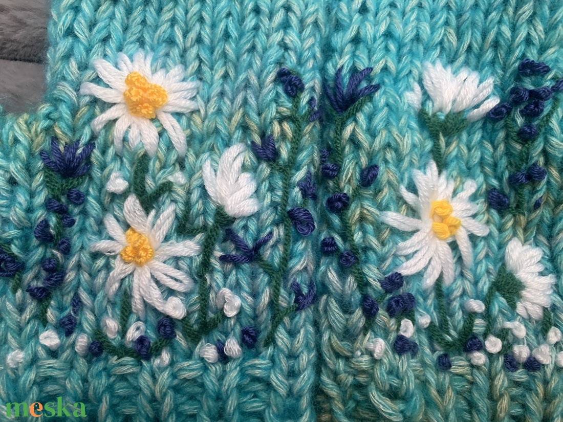 Kézi kötésű  ujjatlan kesztyű világos kék melírozott gyapjú fonalból kézzel kötött, fehér virágokkal hímezve  eladó - ruha & divat - sál, sapka, kendő - kesztyű - Meska.hu