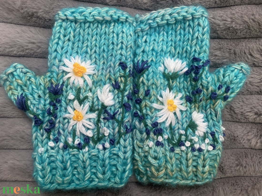 Kézi kötésű  ujjatlan kesztyű világos kék melírozott gyapjú fonalból kézzel kötött, fehér virágokkal hímezve  eladó - ruha & divat - sál, sapka, kendő - kesztyű - Meska.hu