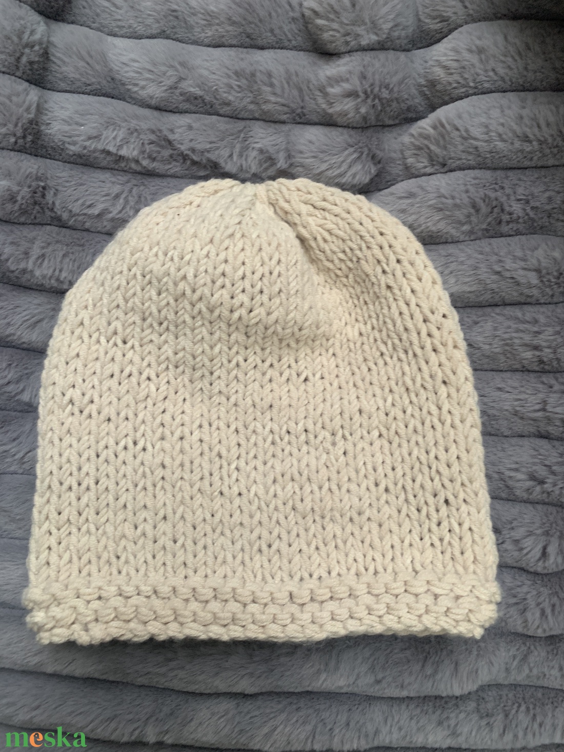 Kézi kötésű beige színű slouchy fazonú unisex sapka eladó - ruha & divat - sál, sapka, kendő - sapka & sál szett - Meska.hu