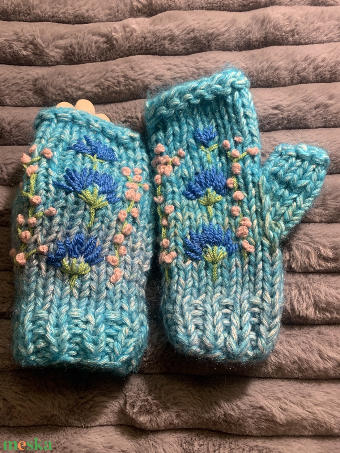 Kézi kötésű  ujjatlan kesztyű világos kék melírozott gyapjú fonalból kézzel kötött, sárga virágokkal hímezve  eladó - ruha & divat - sál, sapka, kendő - kesztyű - Meska.hu