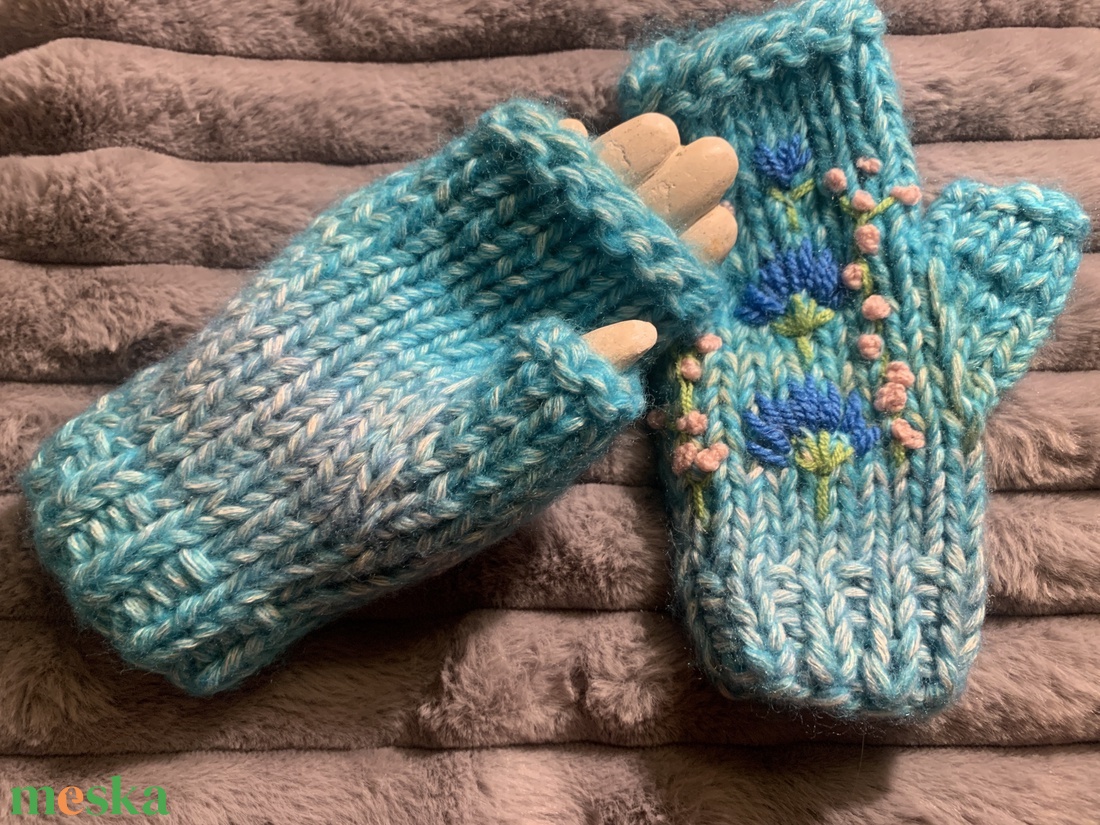 Kézi kötésű  ujjatlan kesztyű világos kék melírozott gyapjú fonalból kézzel kötött, sárga virágokkal hímezve  eladó - ruha & divat - sál, sapka, kendő - kesztyű - Meska.hu
