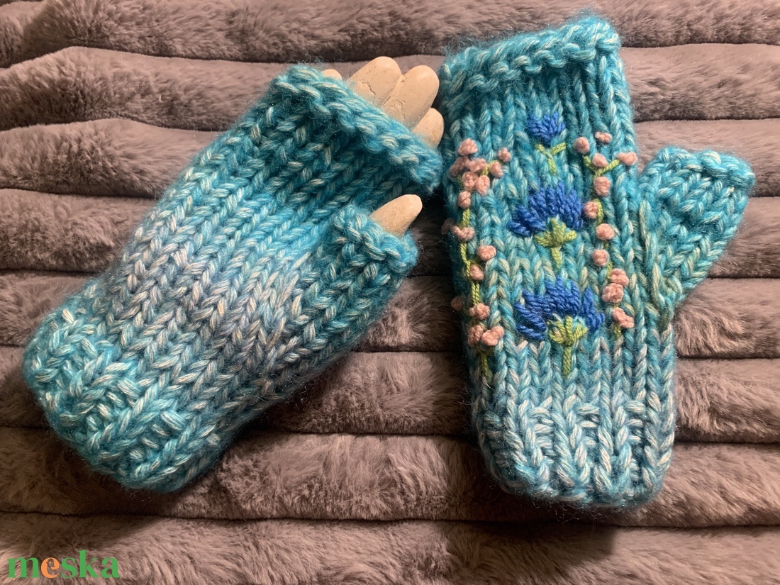 Kézi kötésű  ujjatlan kesztyű világos kék melírozott gyapjú fonalból kézzel kötött, sárga virágokkal hímezve  eladó - ruha & divat - sál, sapka, kendő - kesztyű - Meska.hu