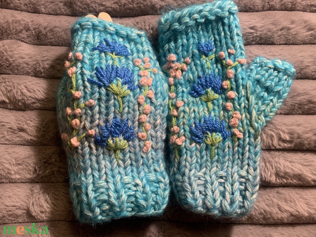 Kézi kötésű  ujjatlan kesztyű világos kék melírozott gyapjú fonalból kézzel kötött, sárga virágokkal hímezve  eladó - ruha & divat - sál, sapka, kendő - kesztyű - Meska.hu