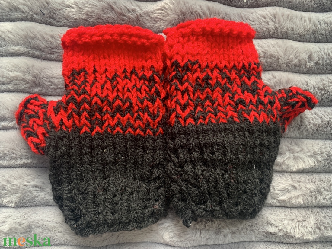 Kesztyű Kézi kötésű piros és fekete színű fonalból készült szett eladó - ruha & divat - sál, sapka, kendő - sapka & sál szett - Meska.hu