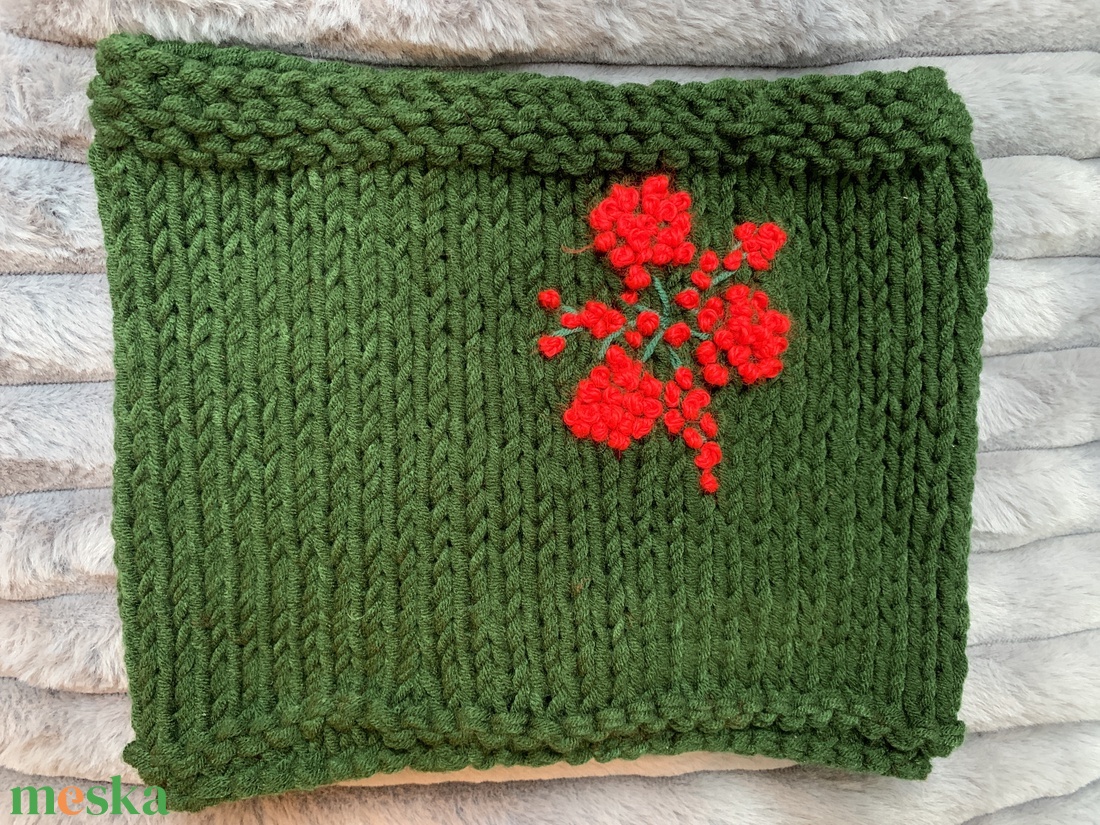 Körsál virágos kertet idéző, kézi kötésű virágokkal hímzek vidám körsál keki színben várja új tulajdonosát - ruha & divat - sál, sapka, kendő - sál - Meska.hu